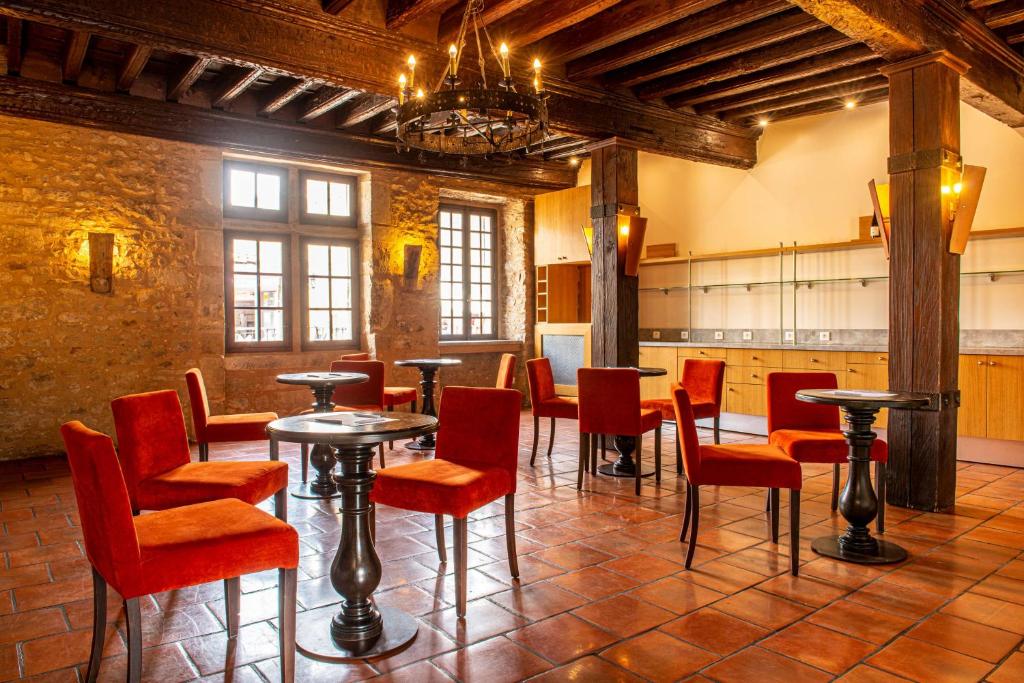 Uma área de estar em Hôtel Le Donjon - Cœur de La Cité Médiévale