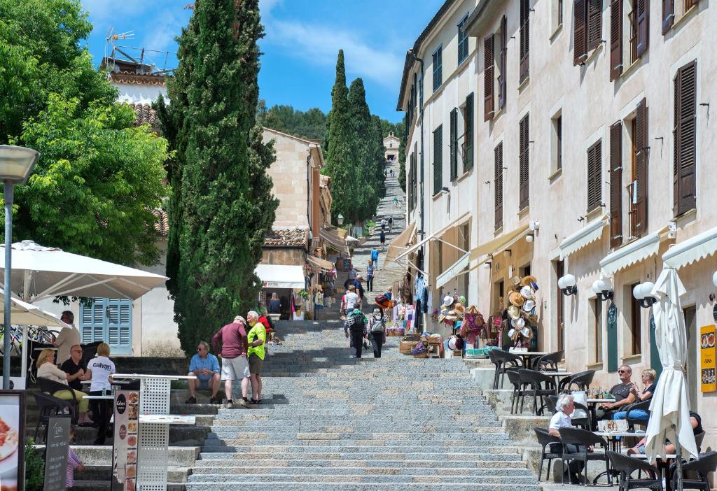 Hostia v ubytovaní Owl Booking Villa Xisca - 18 min Walk to the Old Town
