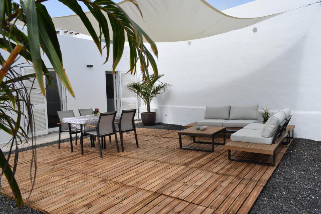 uma sala de estar com um sofá, cadeiras e uma mesa em Sabbia Suite Casa Jalofa em El Golfo