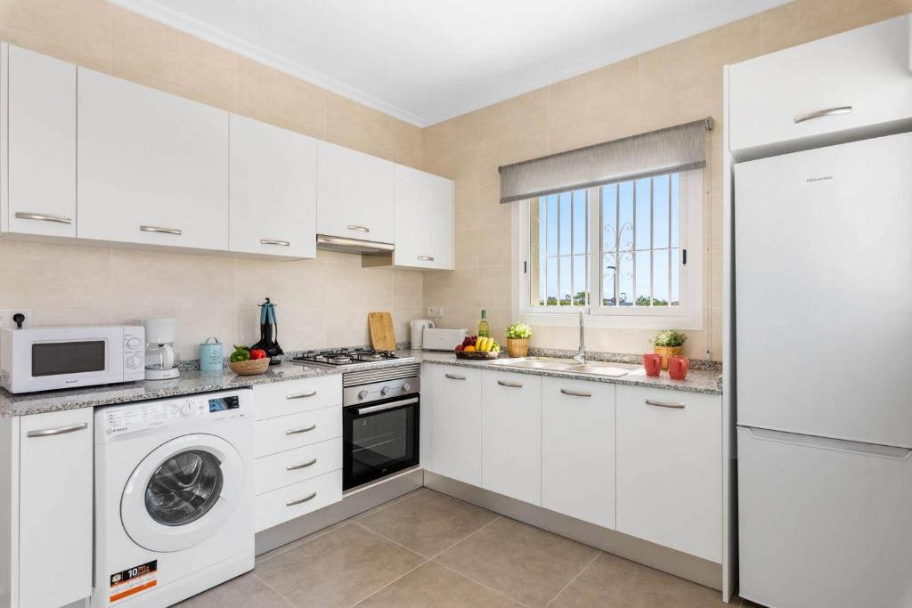 Kuchyň nebo kuchyňský kout v ubytování Villa Escriva - PlusHolidays