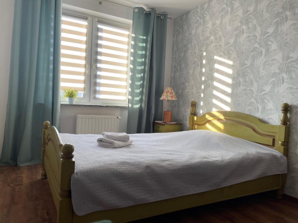 波茲南的住宿－格森尼克波德布左扎米旅館，一间卧室配有一张床,上面有两条毛巾