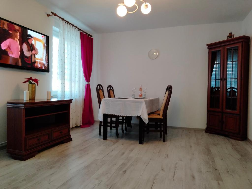 Televízia a/alebo spoločenská miestnosť v ubytovaní Apartament Radość