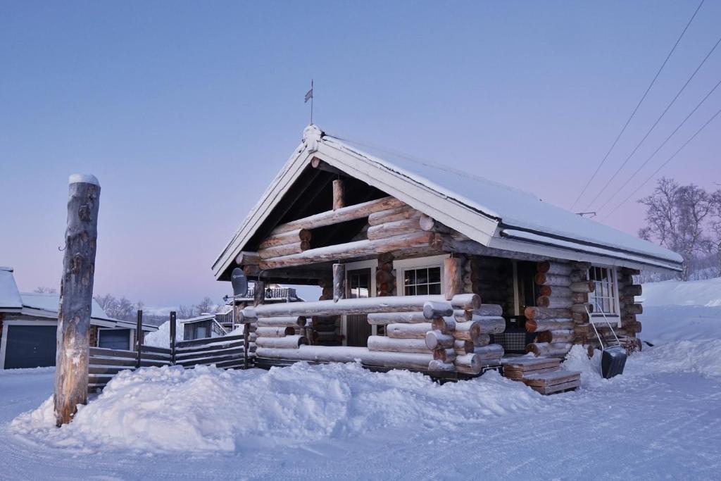 基爾皮斯耶爾維的住宿－Äijän mökki，小木屋,地面上积雪