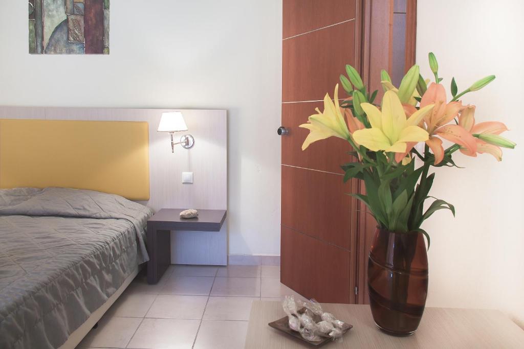 Postel nebo postele na pokoji v ubytování Rigas Hotel Skopelos