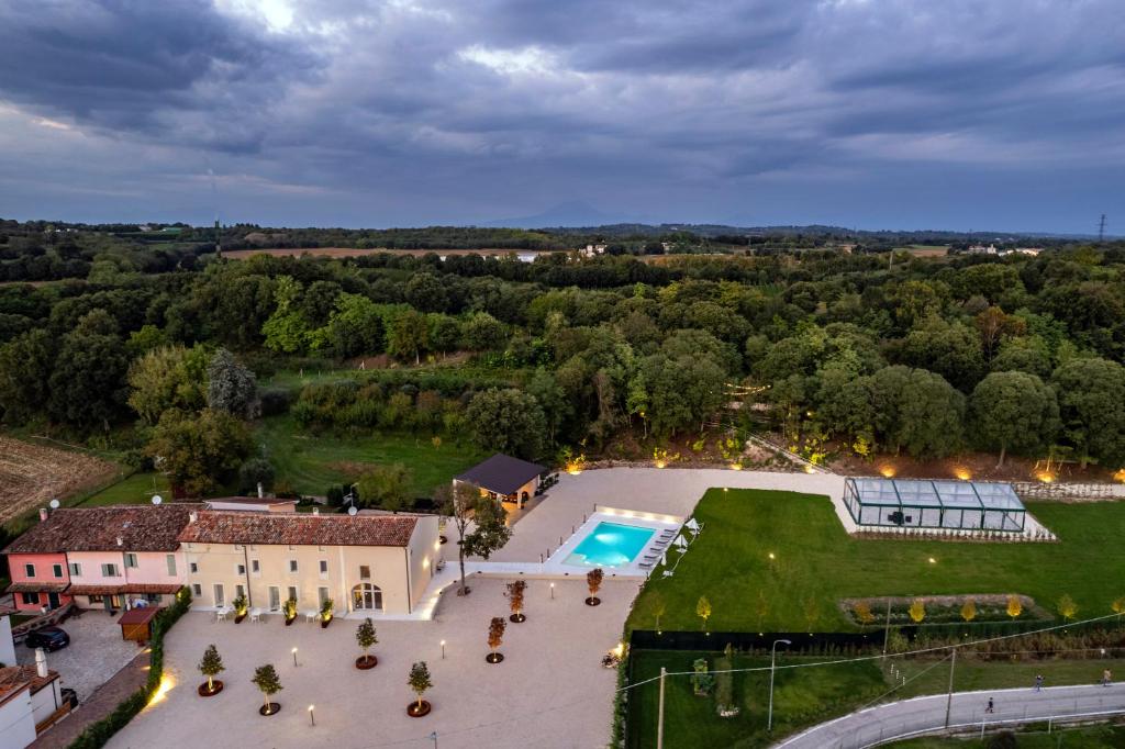 una vista aérea de una casa con patio y piscina en Dimora Montagnoli, en Volta Mantovana