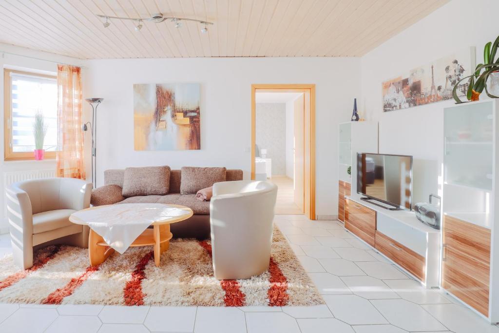 a living room with a couch and a table at Ferienwohnung Gründlinger in Weilersbach