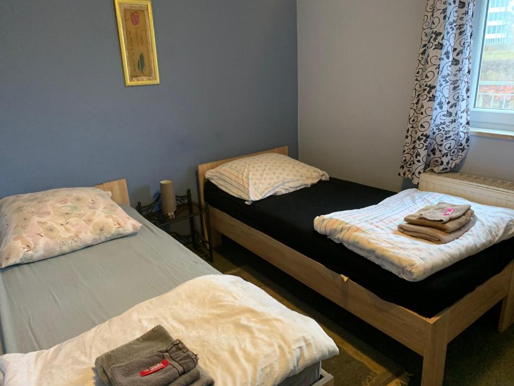 Кровать или кровати в номере Monteur-Wohnungen, City-Apartment Sarrebruck