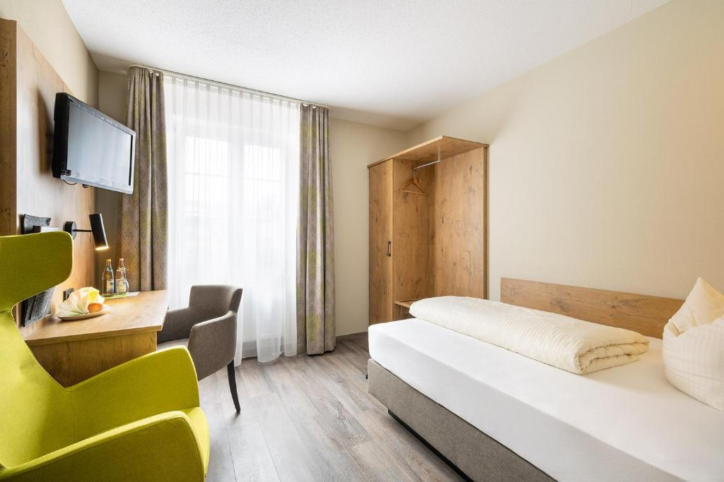 ハルベルクモースにあるHotel Neuwirtのベッドと机があるホテルの部屋