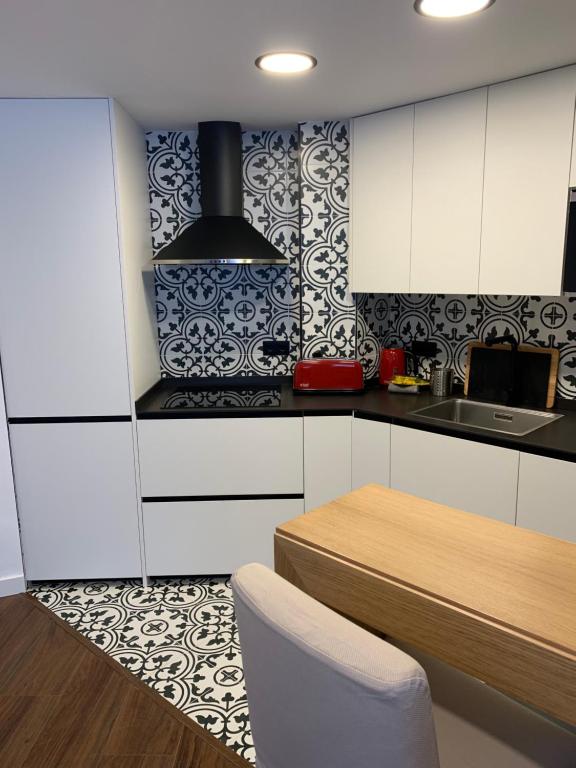 Kuchnia lub aneks kuchenny w obiekcie Fantastic brand new apartment in best location just few steps from the ski slope! private parking