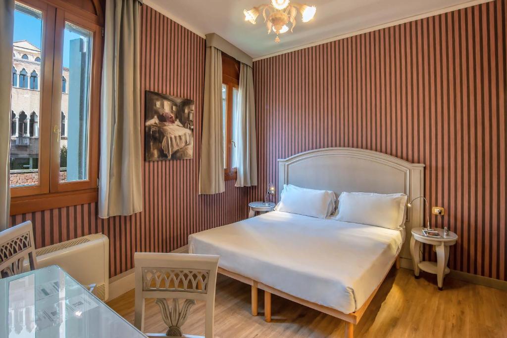 Hotel La Fenice et Des Artistes - Resim 34