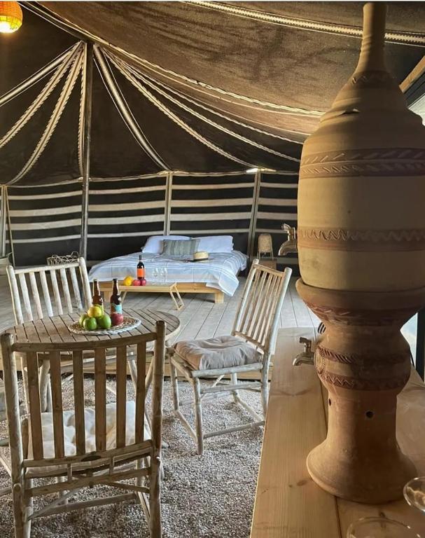 Area soggiorno di Desert Days mud cabin's Resort
