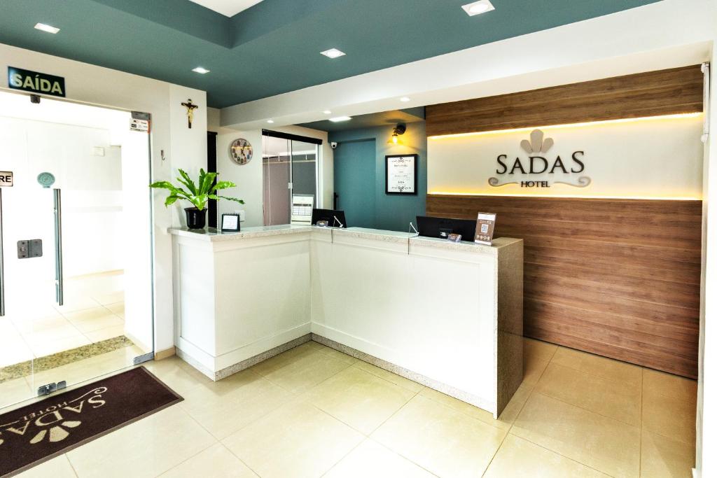 Lobi atau kawasan kaunter penerimaan di Sadas Hotel