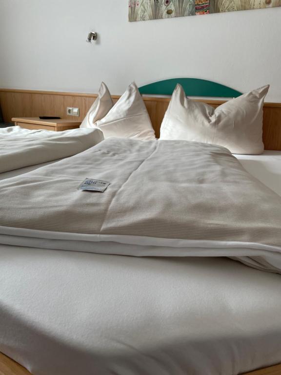 Postel nebo postele na pokoji v ubytování Hotel Die Metzgerstubn