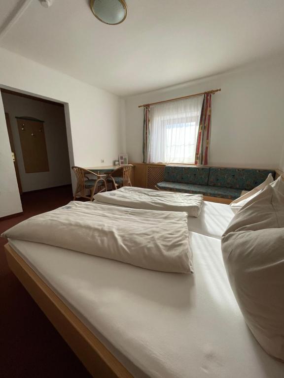 Postel nebo postele na pokoji v ubytování Hotel Die Metzgerstubn