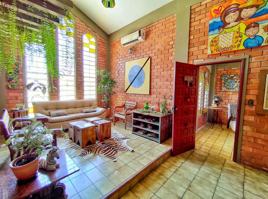 sala de estar con pared de ladrillo en Casa Rústica, en Florianópolis