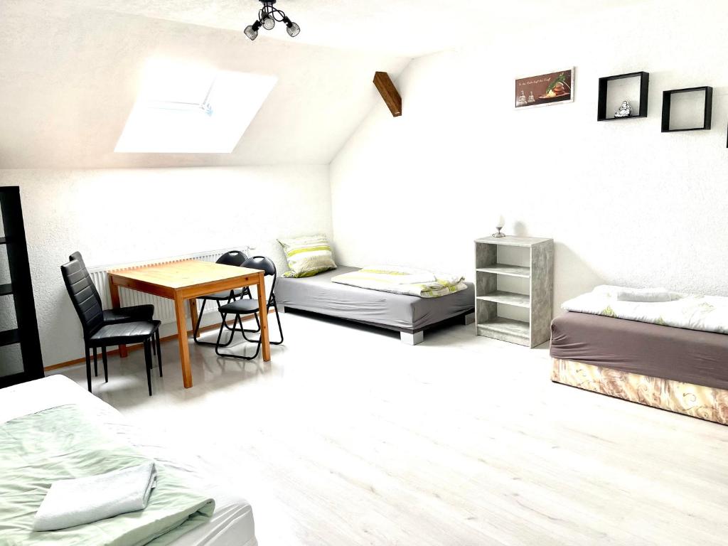 una camera con letto, tavolo e sedie di #WORLD Monteur Apartment a Schkeuditz