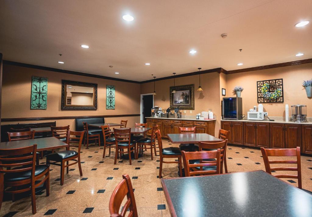 Mountain Inn & Suites Flat Rock photo