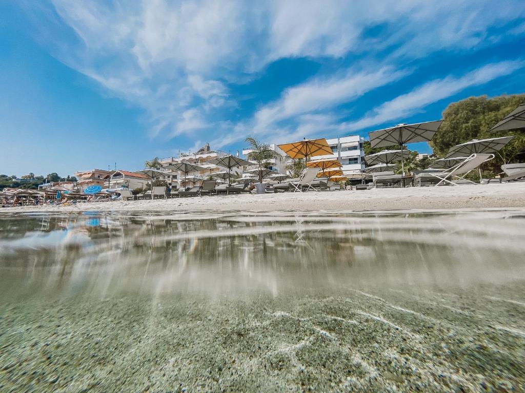 vistas a una playa con edificios en el fondo en Margarita Sea Side Hotel, en Kallithea Halkidikis