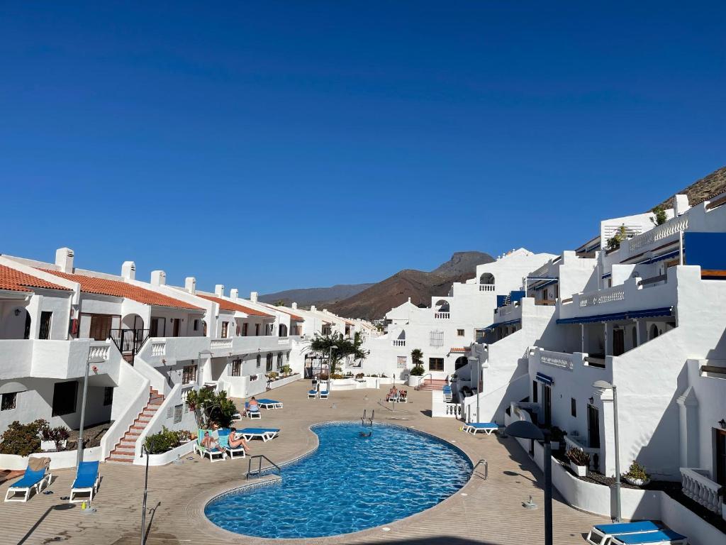 Vista ariale su un resort con piscina e edifici di Apartaments Royale Los Cristianos ad Arona