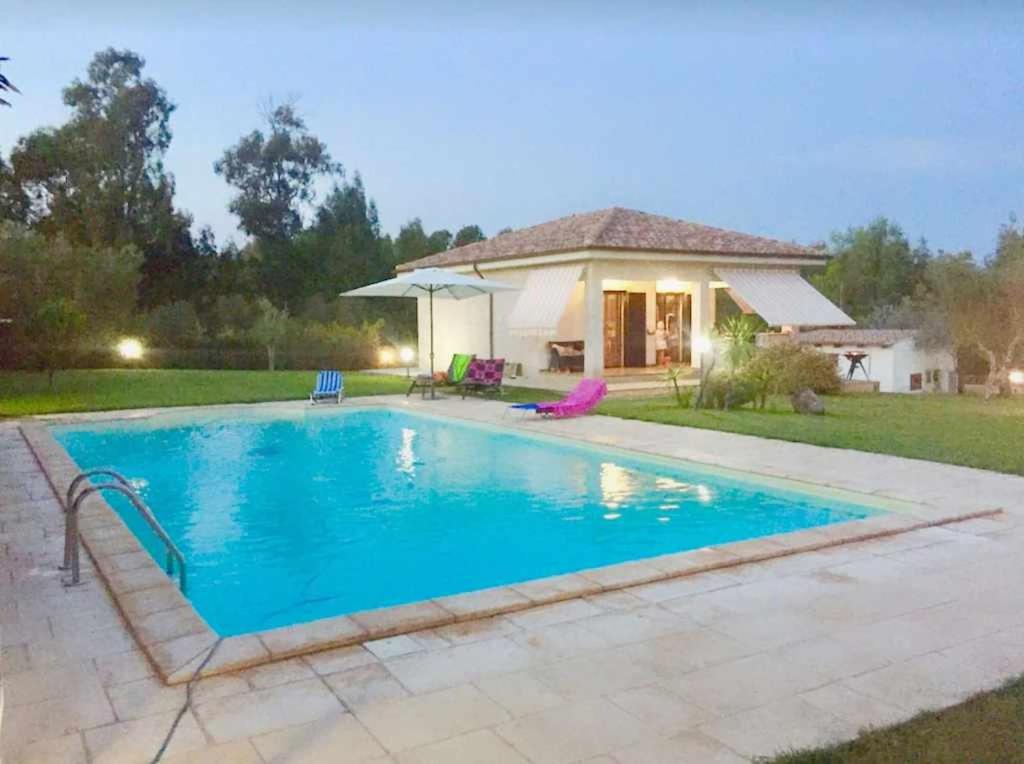 The swimming pool at or near Villa con piscina a 2km dal mare di Alghero con AC e WiFi per 6
