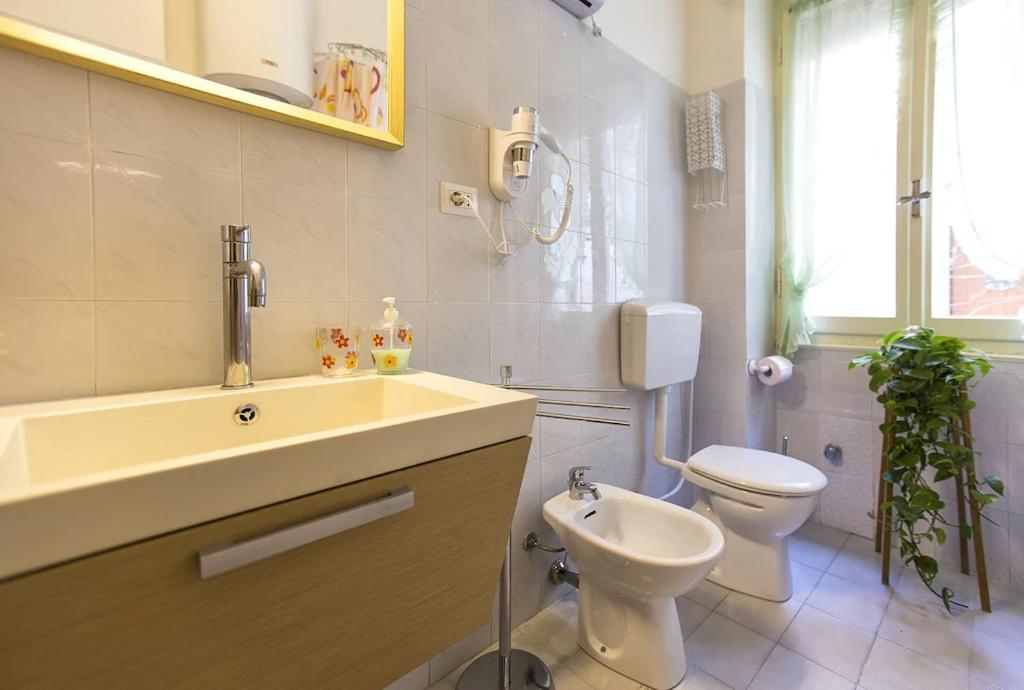 A bathroom at Cervi flat close to the sea and the historic centre of Alghero