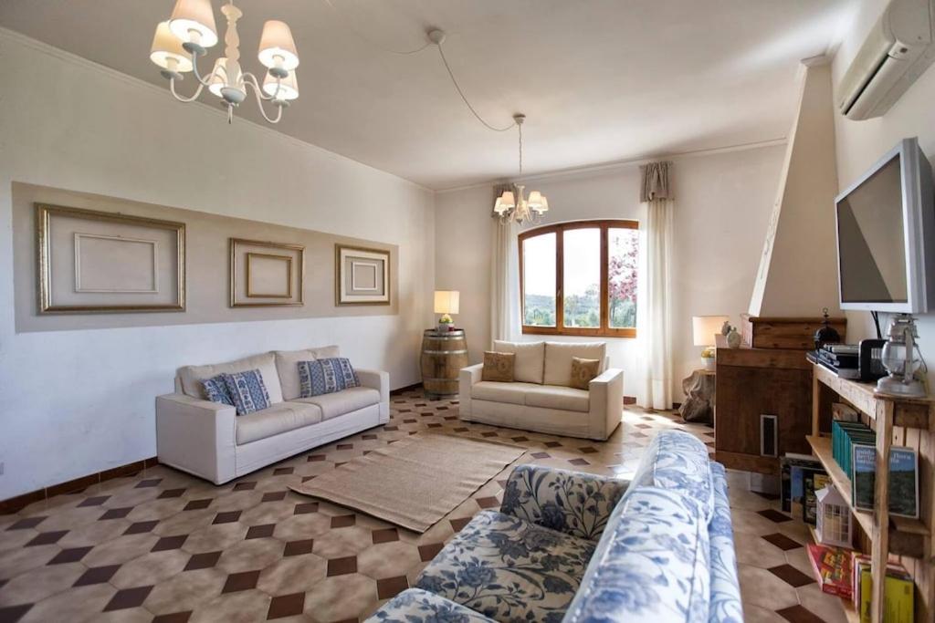A television and/or entertainment centre at ClickSardegna Villa Emanuel ad Alghero con Vista mare spettacolare, piscina indipendente per 8 persone