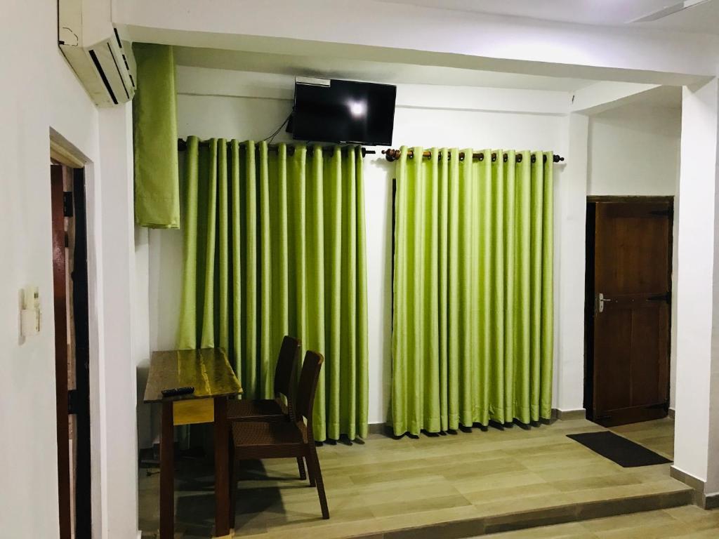 TV a/nebo společenská místnost v ubytování Ritigala Hideaway