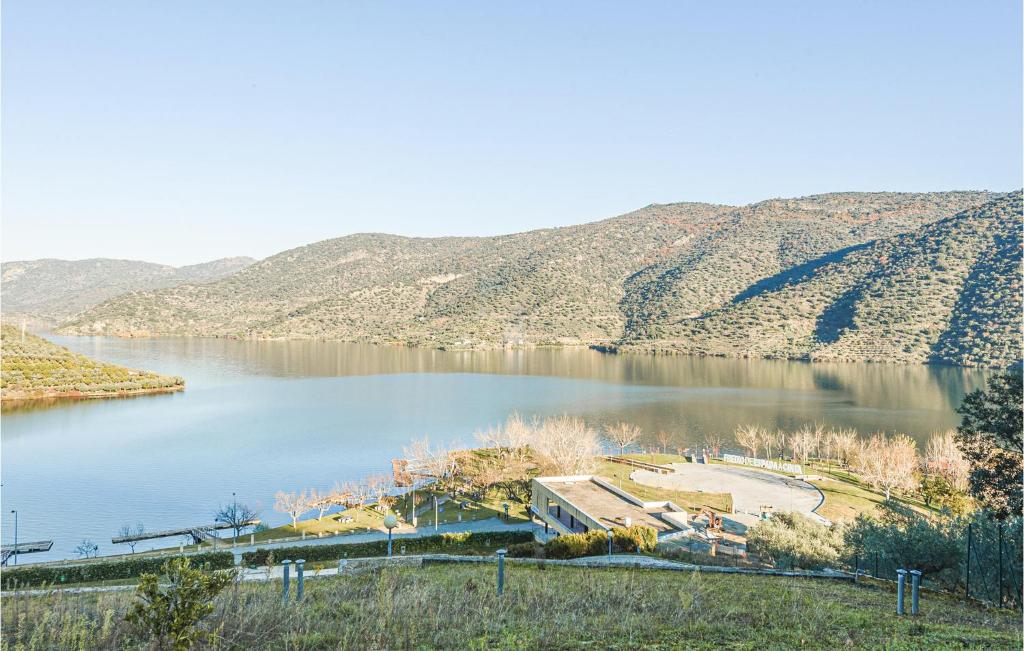 uma vista para um lago com montanhas ao fundo em Awesome Apartment In Freixo De Espada C With House A Mountain View em Freixo de Espada à Cinta