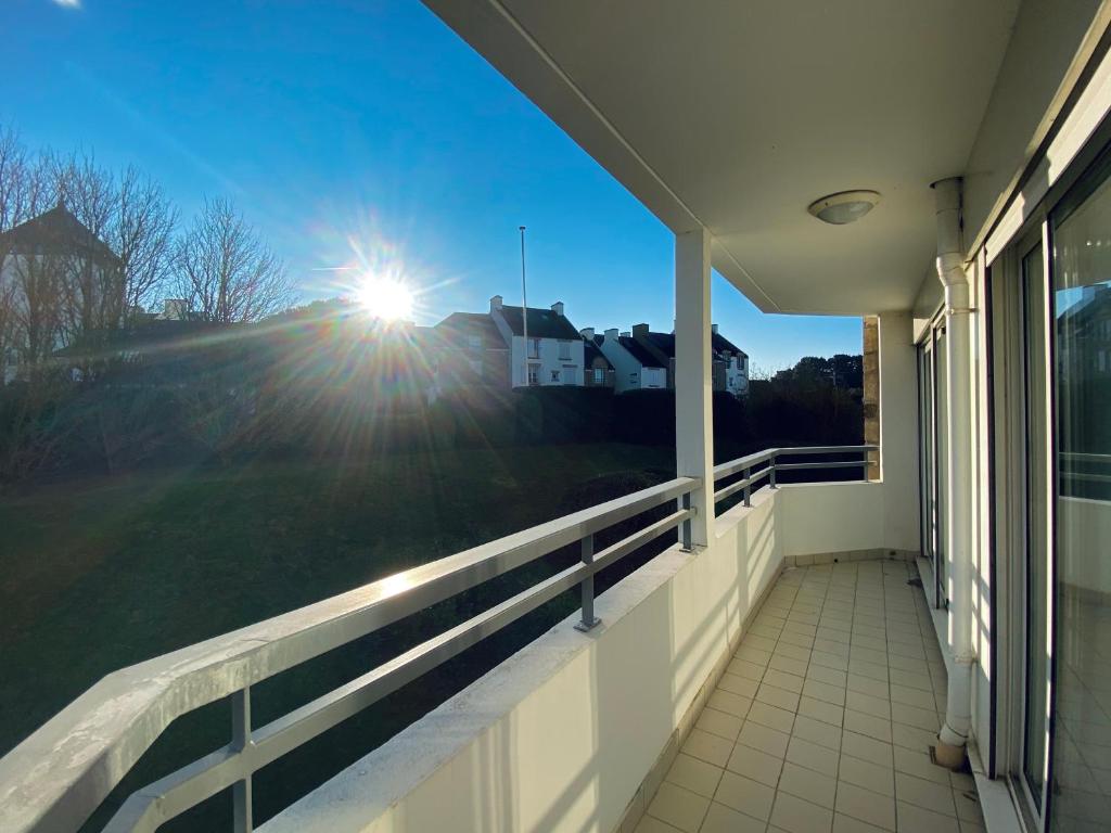 - un balcon d'une maison avec le soleil au ciel dans l'établissement REF 062 Appartement T3 pour quatre personnes proche port Crouesty à ARZON, à Arzon