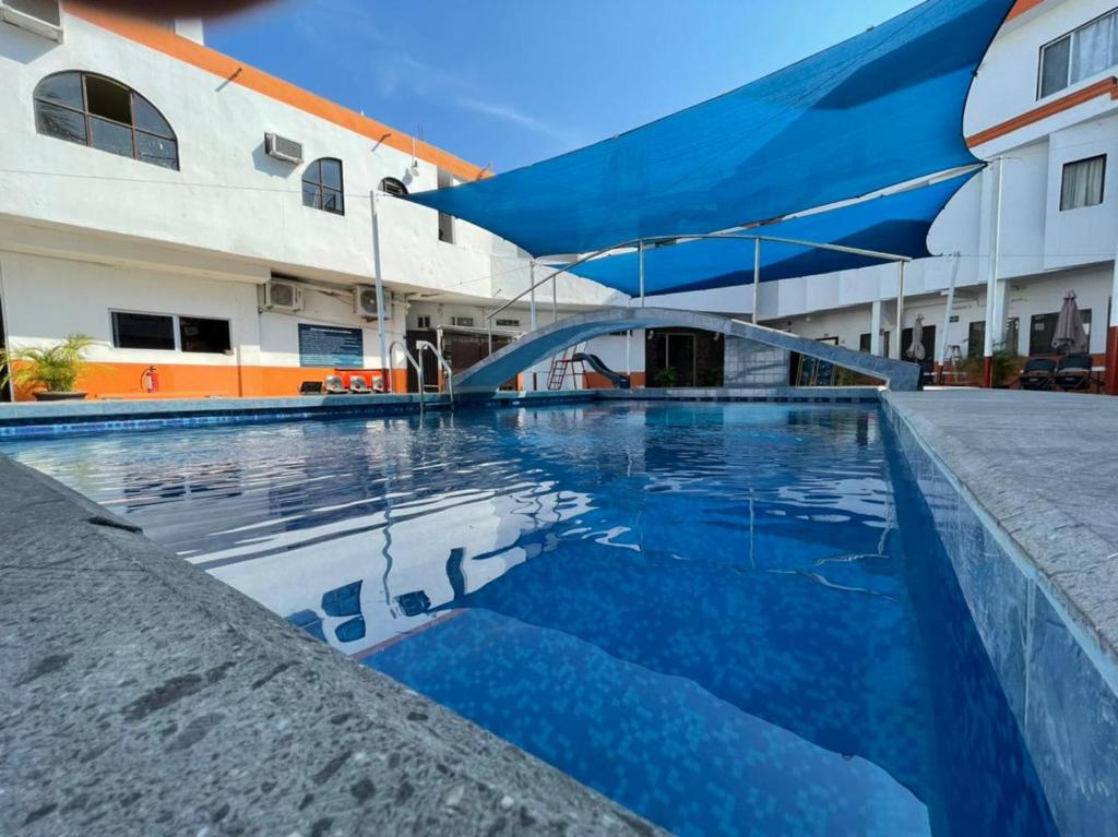 a swimming pool in front of a building at Hotel Moreno in Ciudad Valles