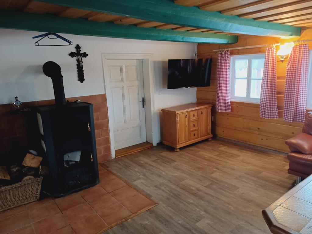 TV a/nebo společenská místnost v ubytování Chalupa Anežka