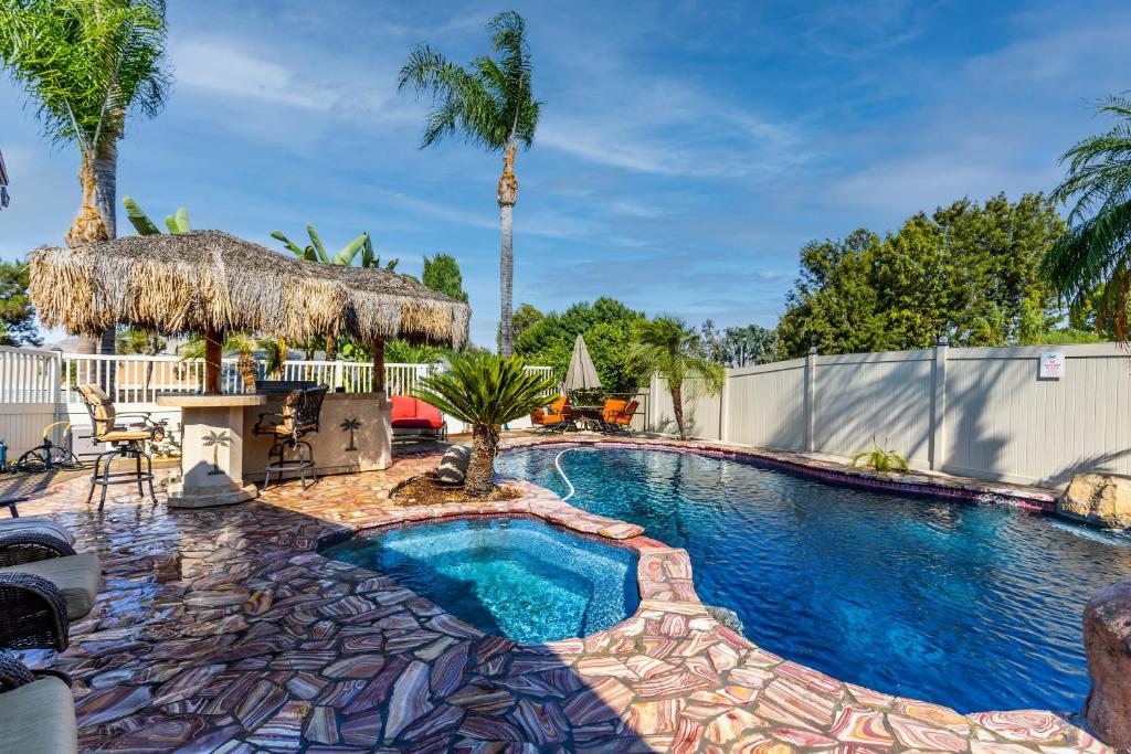 PRIVATE PICKLEBALL, POOL AND PALMS RESORT - Housity
