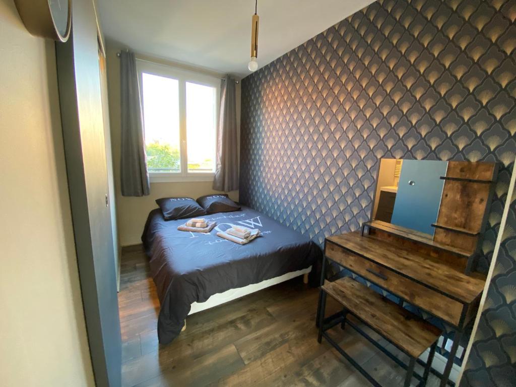 a small bedroom with a bed and a window at L’havrais détente in Le Havre