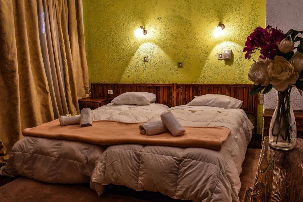Postel nebo postele na pokoji v ubytování Hotel Polydrosos