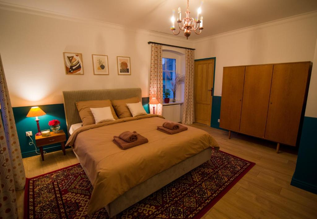 um quarto com uma cama com duas toalhas em Apartament Retro em Paczków