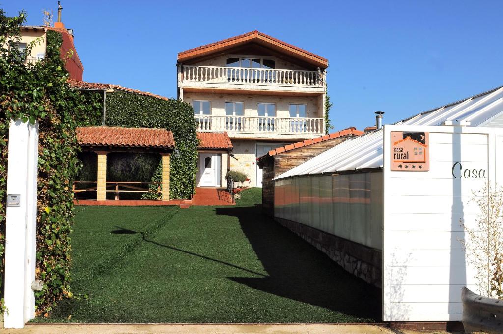 ein Haus mit einem grünen Hof mit einem Gebäude in der Unterkunft Casa de la Hiedra Soria in Soria