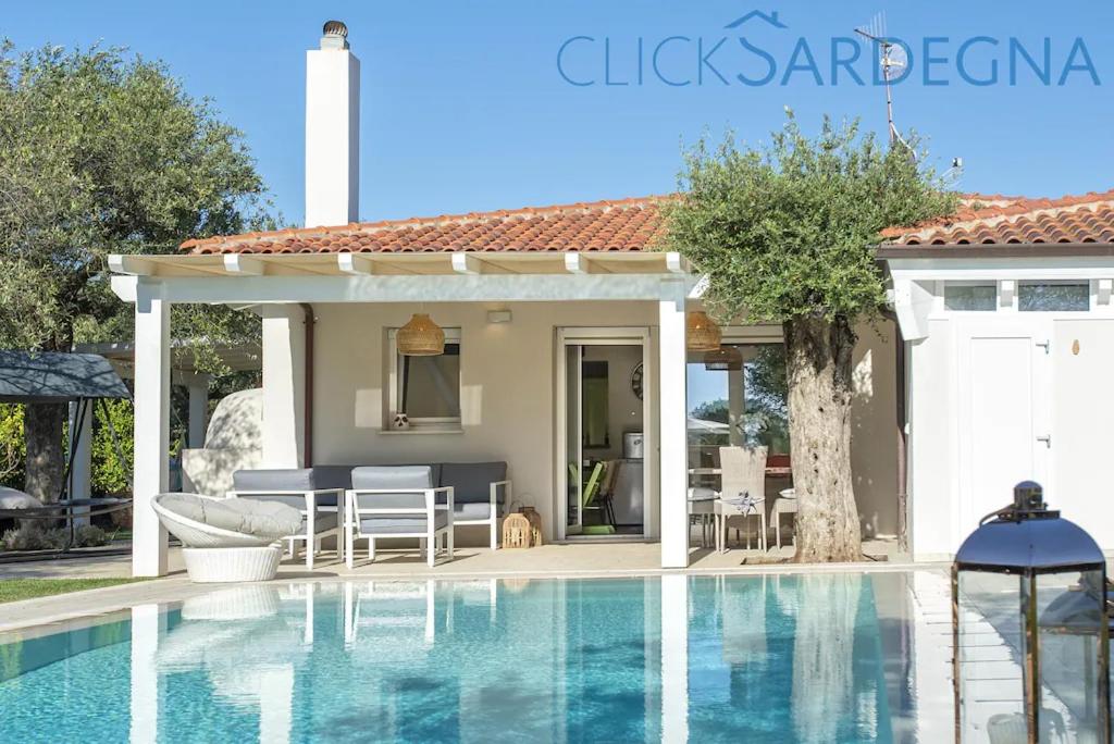 Bazén v ubytování Alghero Villa Nuit Blanche con piscina Air Co WiFi vicino spiaggia nebo v jeho okolí