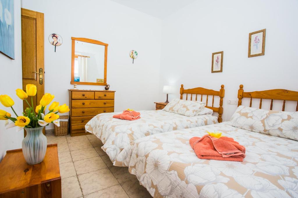 Zdjęcie z galerii obiektu Beautiful 2 Bed Villa with large pool Casa Manana w mieście Playa Blanca