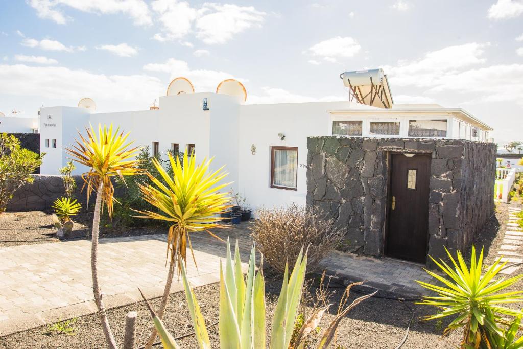 Zdjęcie z galerii obiektu Beautiful 2 Bed Villa with large pool Casa Manana w mieście Playa Blanca