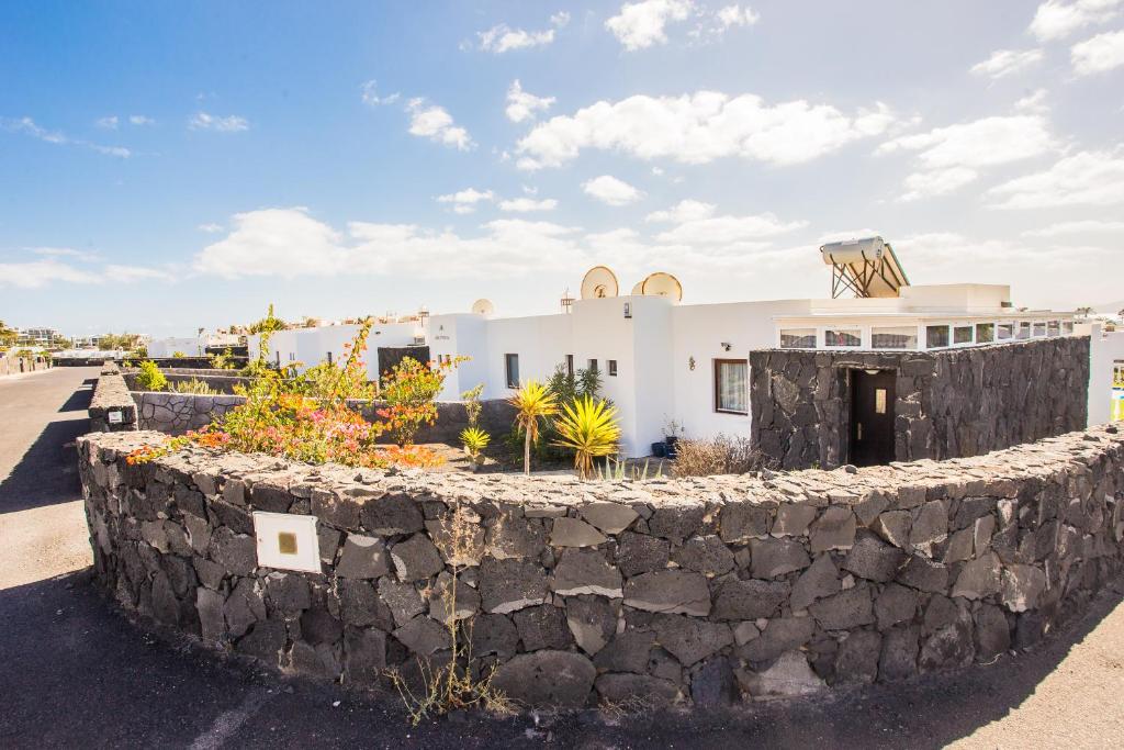 Zdjęcie z galerii obiektu Beautiful 2 Bed Villa with large pool Casa Manana w mieście Playa Blanca