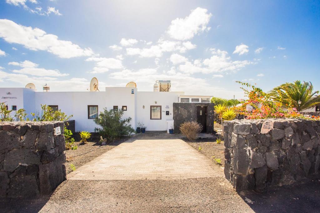 Zdjęcie z galerii obiektu Beautiful 2 Bed Villa with large pool Casa Manana w mieście Playa Blanca