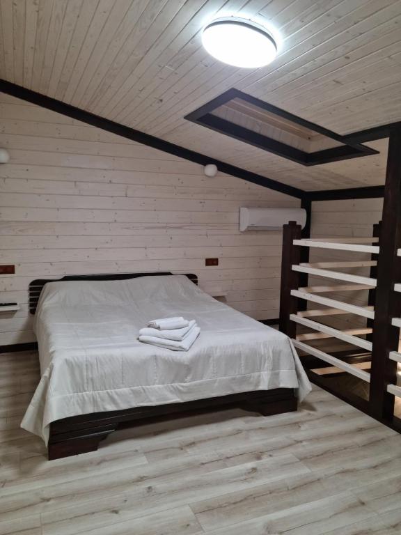 Postel nebo postele na pokoji v ubytování Chorna Skelya Resort & Wellness