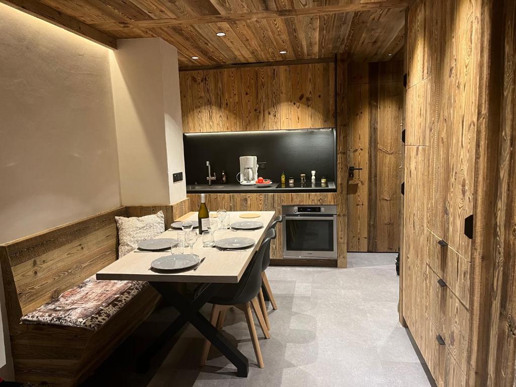 a dining room with a table and a tv at Appartement 4 à 5 personnes in Val dʼIsère