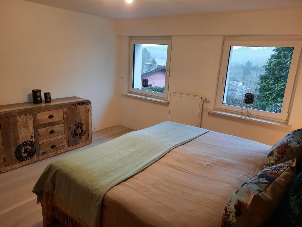 Postel nebo postele na pokoji v ubytování Große Auszeit Eifel mit Sauna, Kamin und Terrasse