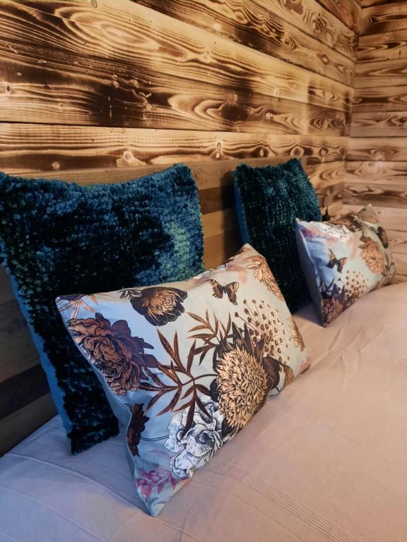 Postel nebo postele na pokoji v ubytování Große Auszeit Eifel mit Sauna, Kamin und Terrasse