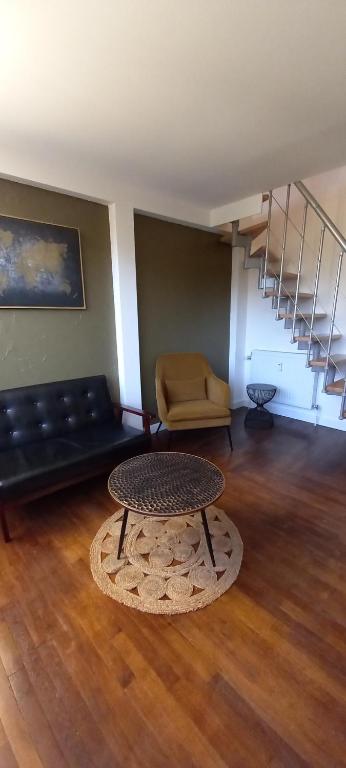 un salon avec un canapé et une table basse dans l'établissement L'Atypique Gérômois, à Gérardmer