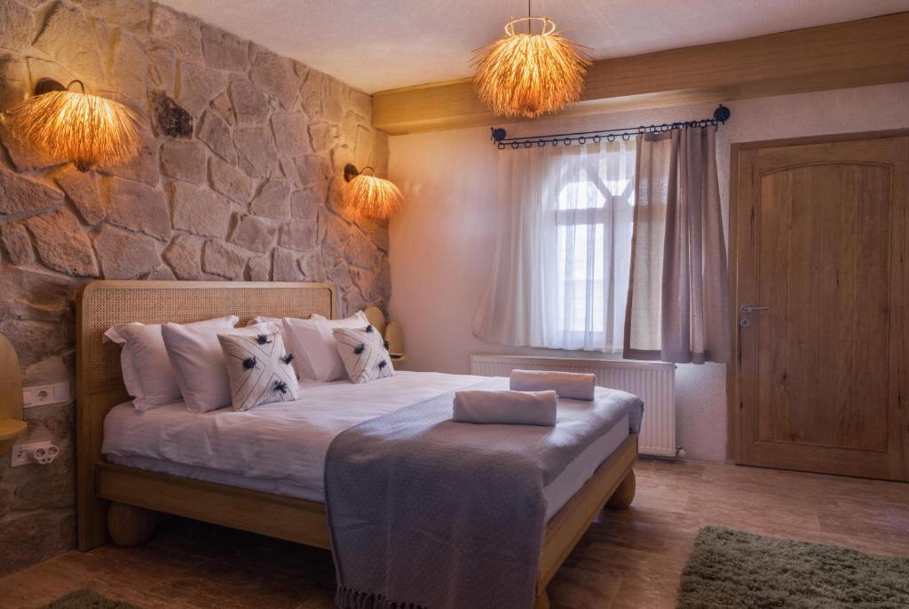 Postel nebo postele na pokoji v ubytování Cappadocia Naif Hotel - Adults Only