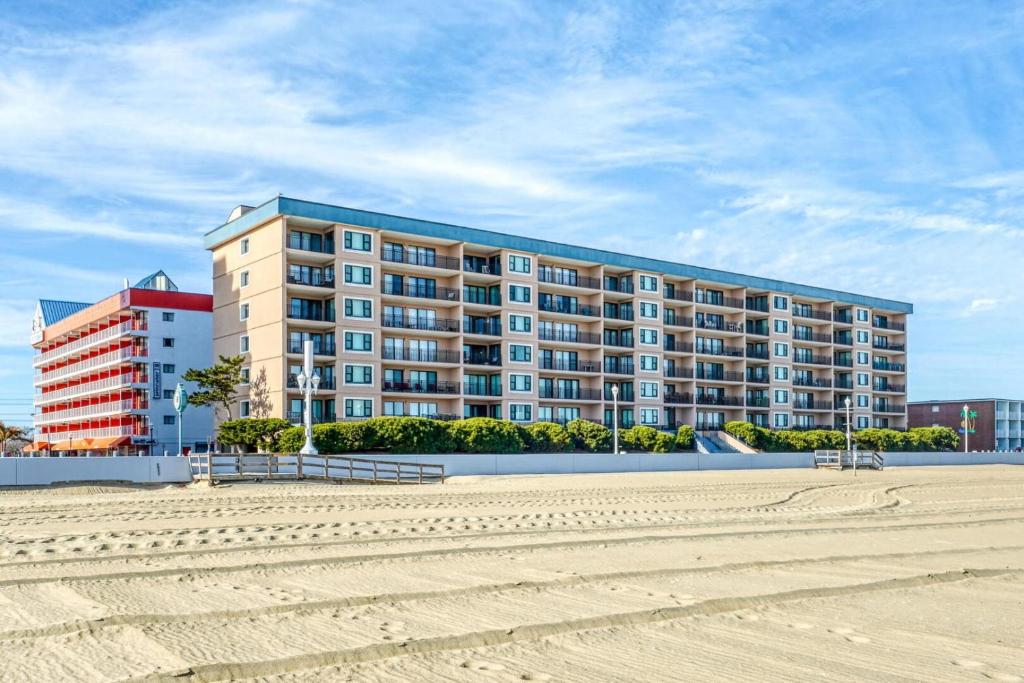 een groot gebouw aan het strand naast een strand bij Ocean Hideaway 211 in Ocean City