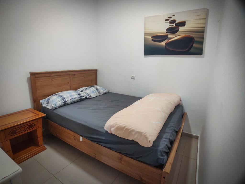 Ein Bett oder Betten in einem Zimmer der Unterkunft הבית הלבן של נתן