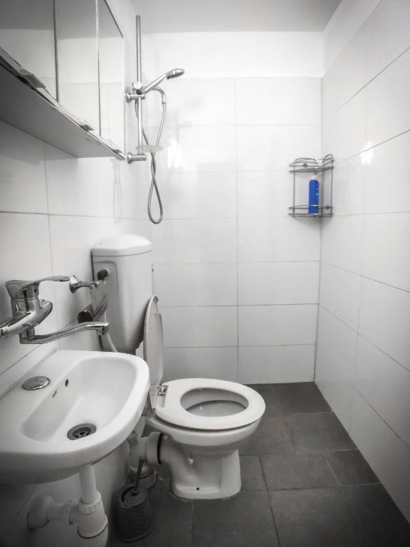Ein Badezimmer in der Unterkunft הבית הלבן של נתן